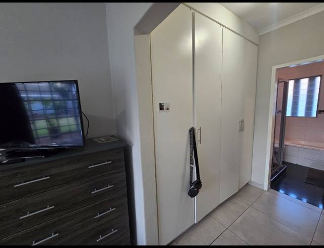 2 BEDROOM TOWNHOUSE TO LET IN THREE RIVERS PROPER